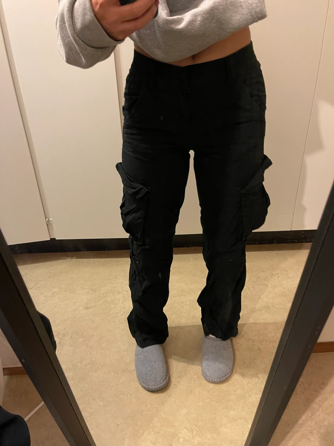 Svarta cargo byxor h&m