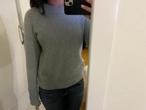 Stickad tröja  - Grå stickad tröja i fint skick🥰 