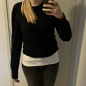 Svart tjocktröja - Säljer denna gulliga långärmade tröjan från newyorker. Använd men säljer då den är för liten för mig. Skriv om du har några funderingar🖤🖤💕💕