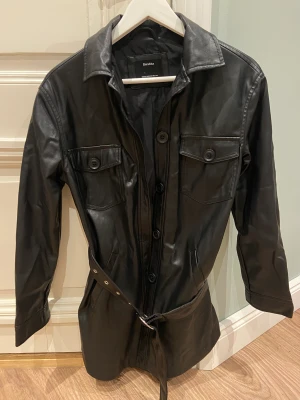 Jacka - Jacka i läderimitation från bershka i storlek xs. Ena öglan är trasig men går att sy på. Jag har använt den utan öglan.