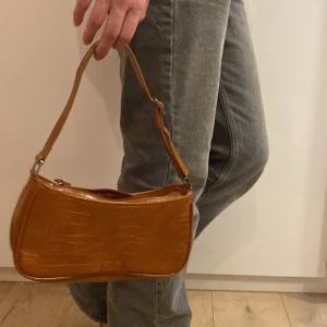 Brun handväska  - Den är aldrig sndvänd så i nytt skick.