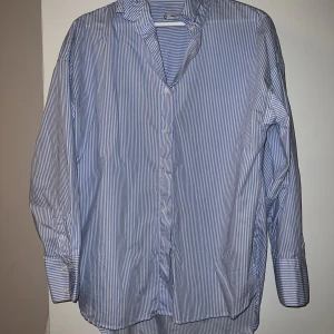 Skjorta - Från Cubus, i storlek S men passar en 36/38 då den är större i storleken.   Inköpt för 400kr, knappt använd så i gott skick. Köparen står för frakten 🌸