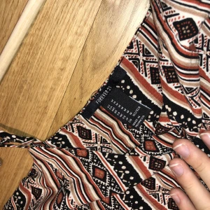 Linne från Forever 21 - Säljer detta linne från Forever 21 i storlek M! Har en blixtkedja på sidan. Fint skick!! Fråga gärna om det är nåt💝