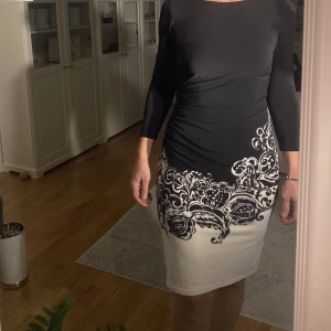 Ralph Lauren Klänning - Klänning från Ralph Lauren i Polyester vilket innebär att strykning ej behövs. Draperad vid midjan vilket ger en figursydd look. 