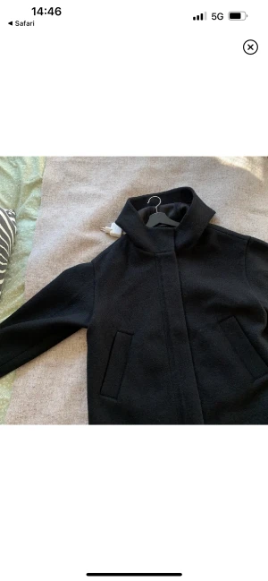 COS kappa - Så fin från COS. Knappt använd🤍 köptes för 1750kr!! Kan skicka fler bilder vid intresse. 