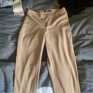 Kostym byxor  - Använd 3-4 gånger, passar för längre tjejer (jag är 171) fin passform, sitter tajt vid lår och rumpa och blir större vid benen, slits vid slutet. 