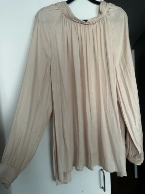 Blus med hög krage  - Fin blus med hög krage i glansigt tyg. Oanvänd 