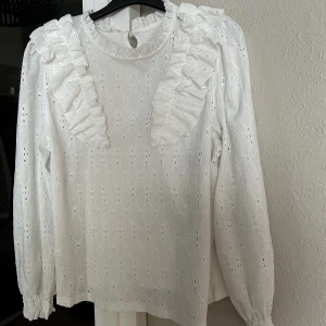 Vit blus  - Supersöt blus som tyvärr inte kommer till användning. Använd några enstaka tillfällen. Storlek M. 
