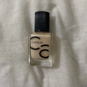 Catrice nagellack  - Fin färg, glittrar, aldrig använd den, mycket produkt i den 