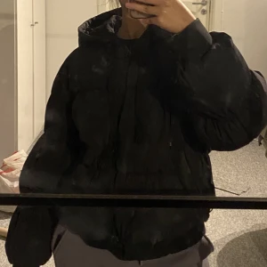 Hm vinterjacka - Svart puffar vinterjacka från H&M, bra o ha nu till vintern, passar till alla outfits🩷