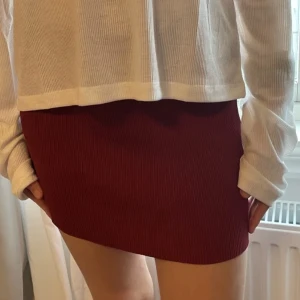 Röd stickad zara kjol! - Säljer denna röda(vinröda) stickade minikjolen från zara, aldrig använd! Jättefin till jul och nu i höst! I storlek S! (Första bild tagen från plick)