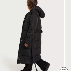 Long Puffer jacket - Helt ny jacka som aldrig har använts. Prislappen sitter kvar. Orginalpris är 999kr