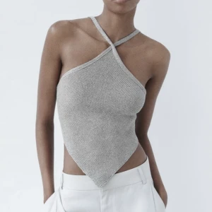 Silvrig topp från Zara - Snygg glittrig topp med öppen rygg från Zara, använd endast 1 gång ☺️  Nypris 229kr