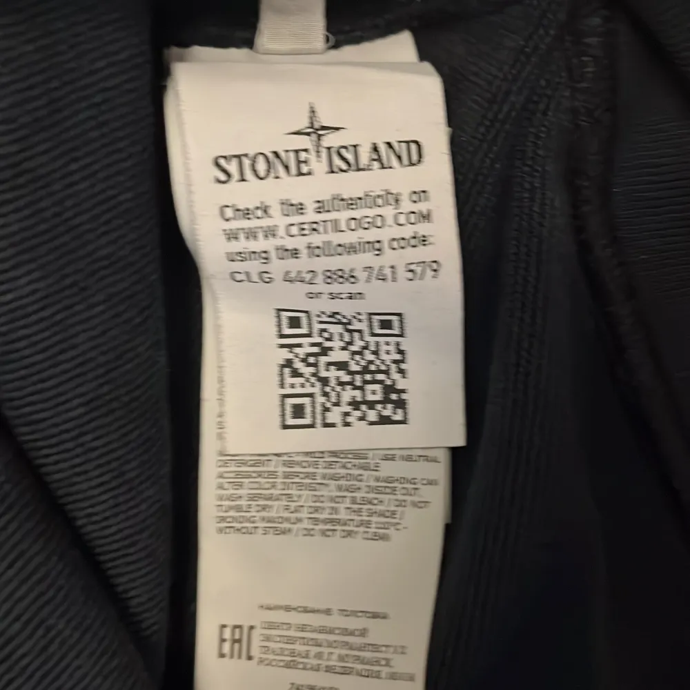 Stone Island hoodie i bra skick. Storlek Small och den sitter väldigt bra och är sann till storleken. Använder inte den något så därför säljer jag den. . Hoodies.