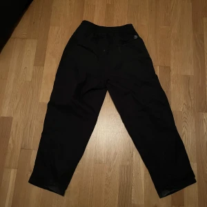 Polar skate co surfpants - Feta surfpants från polar skate som tyvärr inte kommer till användning. Dem har inga hål men är lite nertrampade men inget man lägger märke till och lite slitna på baksidan (kolla bild 3) annars finns det inget tecken på slitage. Väldigt fina byxor👍👍