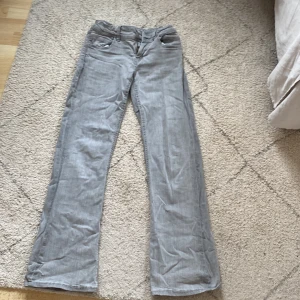 Gråa jeans  - Köpt från ginatricot för 300kr, Använd typ 2-3 gånger så ja säljer för 150kr. Storlek 164, Dom är bootcut. Lite förstörda längt ner på vänstra benet men absolut inget man märker.