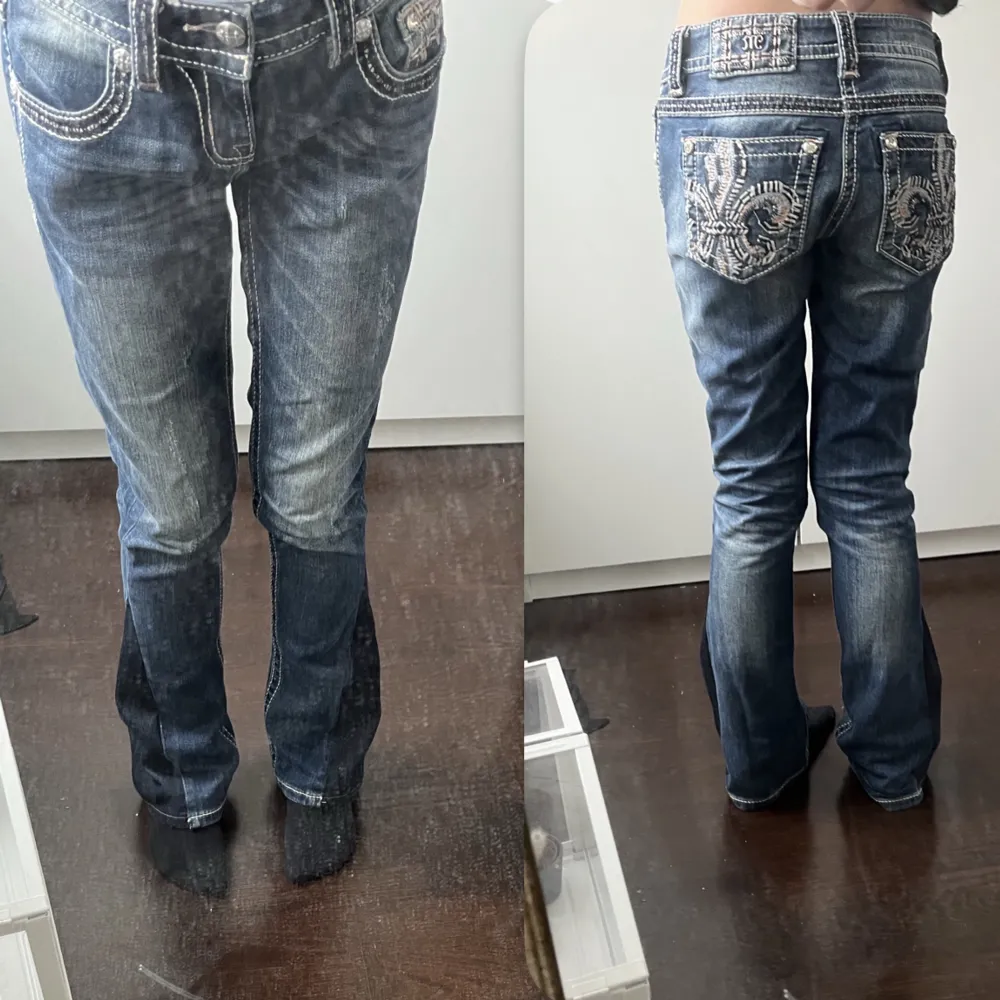 jättefina jeans som jag funderar på att sälja då de är lite stora. midjemått- 33-34 cm plus stretch, innerben- 72 cm. omsydda till bootcut och i bra skick. passar nån som har w25❤️. Jeans & Byxor.