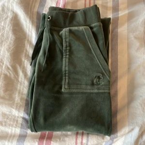 Juicy couture - Dark moss juicy byxor. Storlek xxs. Man bör veta att jag är 155 och dom är precis perfekta för min längd!😋 Metall grejerna på smörerna är borta men dom är ändå i fint skick, säljer billigt för 300. 
