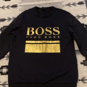 Hugo boss tröja - En fin hugo boss tröja köpt för 7 månader sen är liten på mig nu storlek S köpt för 1400kr sälj för 650 köpt för 3 månader sen 