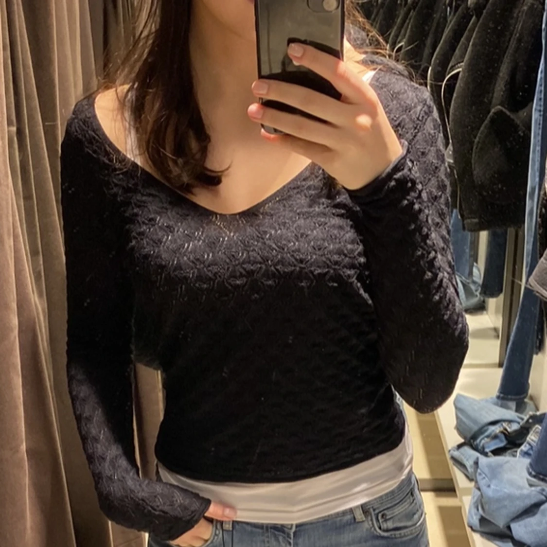 ”Genomskinlig” svart tröja 