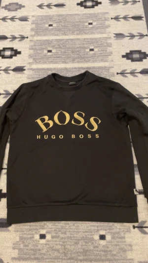 Hugo boss tröjor - Nu säljer jag mina hugo boss tröjor köpt för 1300kr styck säljer 1 för 500kr 2 för 900kr modellen e slut såld finns inte att hitta storlek S ungdom passar bra 162-170