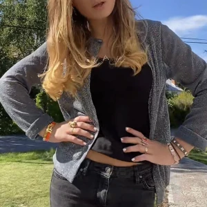 Glittrig kofta - Denna snygga kofta köpte jag från ett lite exklusivare märke men kommer inte ihåg vilket haha och den har ingen lapp, men sjukt snygg!🤩