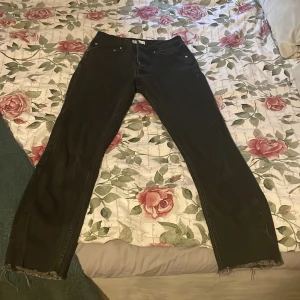 Jeans - Använd ca 2 gånger. Ganska korta i benen för att vara storlek 38. Fickor både fram och bak. 