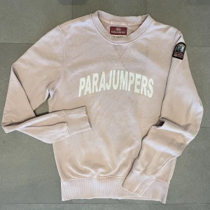 💫parajumpers - Långärmad💫 - Säljer nu en riktigt fräsch parajumper tröja i utmärkt skick då den bara är testad🌟😉Den är i en väldigt fin färg då den passar till mycket. Den är i storlek small, ny pris 1900, mitt pris 799 det kan ju verkligen inte bli ett bättre pris, finns i dm 📲😉