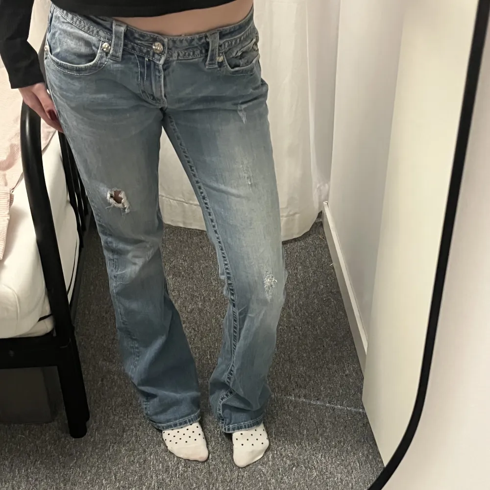 Supersnygga vintage miss me bootcut jeans med fina bakfickor. Skriv privat om ni har frågor om jeansen 🩷🩷🩷. Jeans & Byxor.