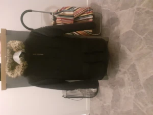 Peak Performance jacka  - Marinblå peak jacka. Varm m luva. Säljer billigt därav priset men den händige kan säkert laga. Stl XS men mer som en S 700 kr