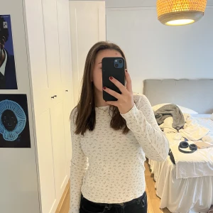 Tröja från Brandy - En jättefin långärmad från Brandy Melville 💞Använd fåtal gånger så i bra skick. Skriv för fler bilder. Storleken är Onesize men skulle säga att den är som en S 💞