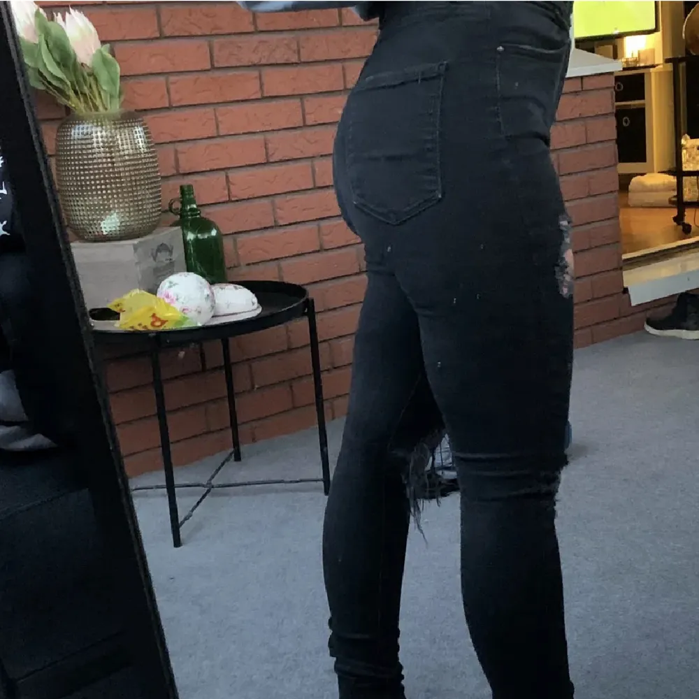 Svarta jeans med slitningar från Gina storlek 38. Jeans & Byxor.