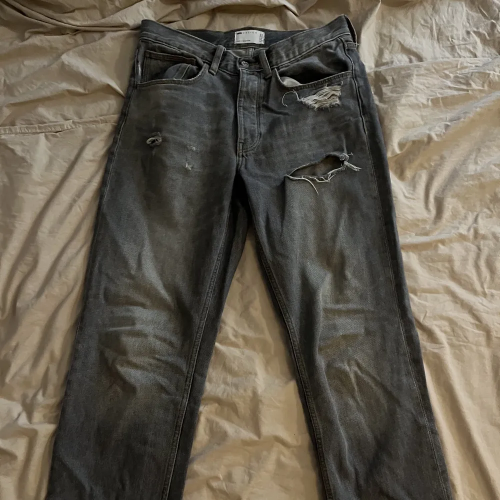 Snygga gråa jeans i storlek 30w32l långa i modellen.. Jeans & Byxor.