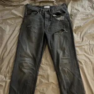 Snygga gråa jeans i storlek 30w32l långa i modellen.