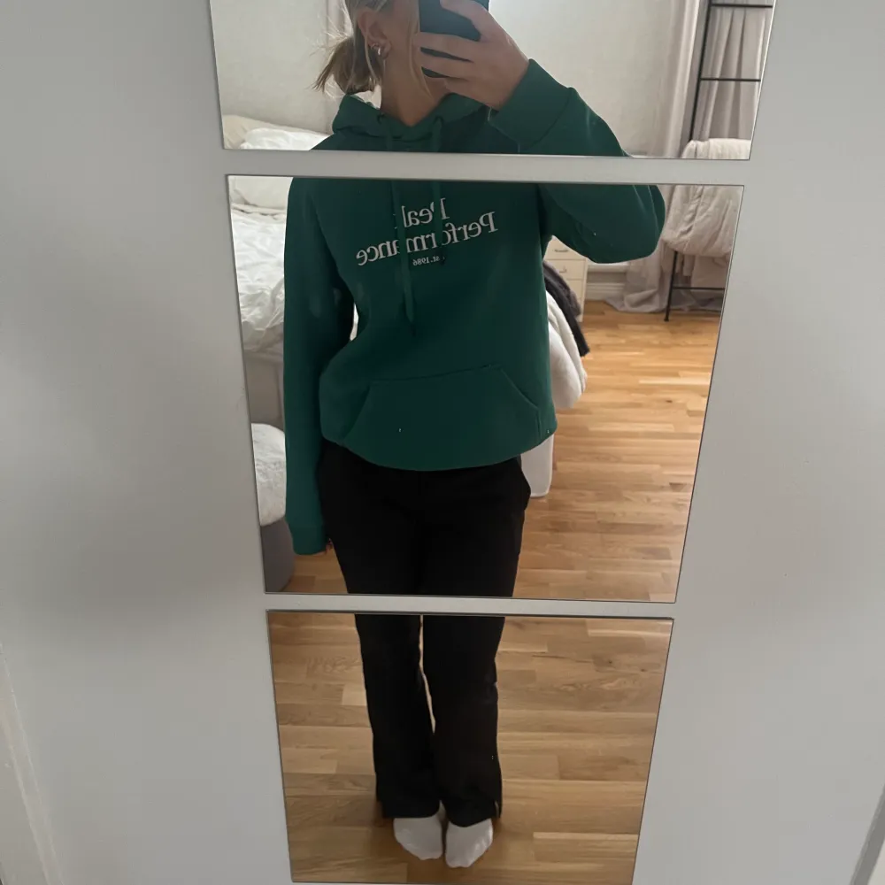 Grön peak hoodie i nyskick, strl M men passar S. Pris går att diskuteras💗. Hoodies.