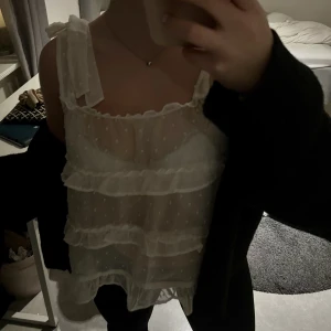 Topp  - Jättesöt topp. Aldrig änvänd med prislappen kvar. Säljer endast vid bra pris. Bara skriva om ni vill köpa så sätter jag på ”köp nu”.