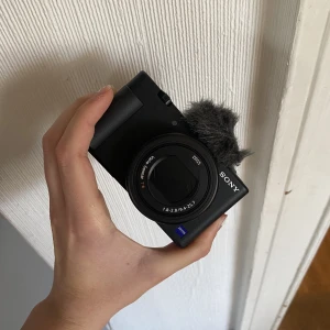 Sony ZV-1 - Vlogg kamera Sony ZV-1, den tar super fina bilder och videos med bra kvalitet! Kameran är i väldigt fint skick och sparsamt använd!  Nypris ca 9500kr på Elgiganten   Kvitto, kartong, kablar, mm finns!