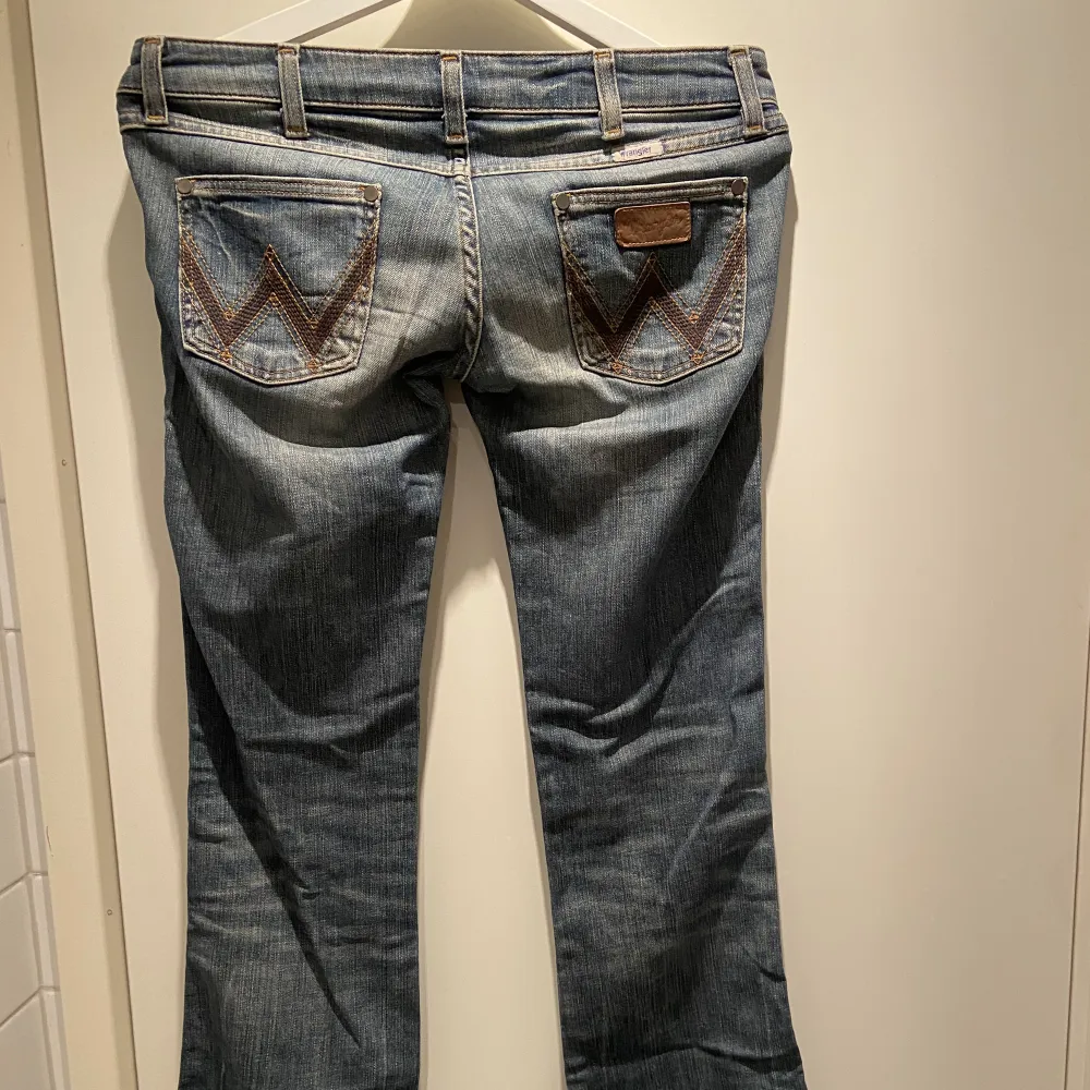 Så himla snygga bootcutjeans från Wrangler, lågmidjade🥰🥰storlek 34. Jeans & Byxor.