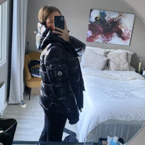 Moncler jacka - Säljer en moncler jacka som är köpt för två år sen på blocket. Överlag bra skick förutom lite rost på dragkedjan samt att den ena drag saken har åkt av. Har inget äkthetsbevis, men är ganska säker att den är äkta, därav priset! Tveka ej att fråga!