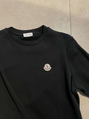 Moncler sweatshirt - Säljer en moncler sweatshirt, finns scan samt tags, bara att skriva om ni har frågor