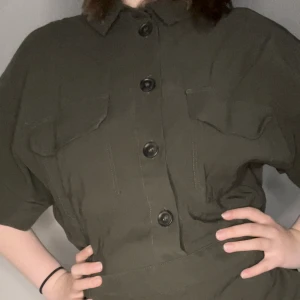 Kroppsdräckt  - Grön onsie liknande sak-vet inte riktigt vad det är (🥲) aldrig använd men älskade hur den såg ut och viben den hade. Bara testad inomhus.