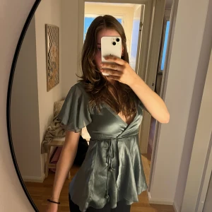 Stella mccartney blus vintage - Säljer en superfin vintage blus från Stella Mccartney. Strl 38 men liten i storlek så skulle säga att den är en 36. Superfint skick!💞