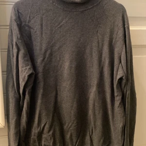 Polotröja  - Säljer denna polotröja. Storleken är L men passar även om man har mindre storlek, beror lite på hur man vill att den ska sitta 