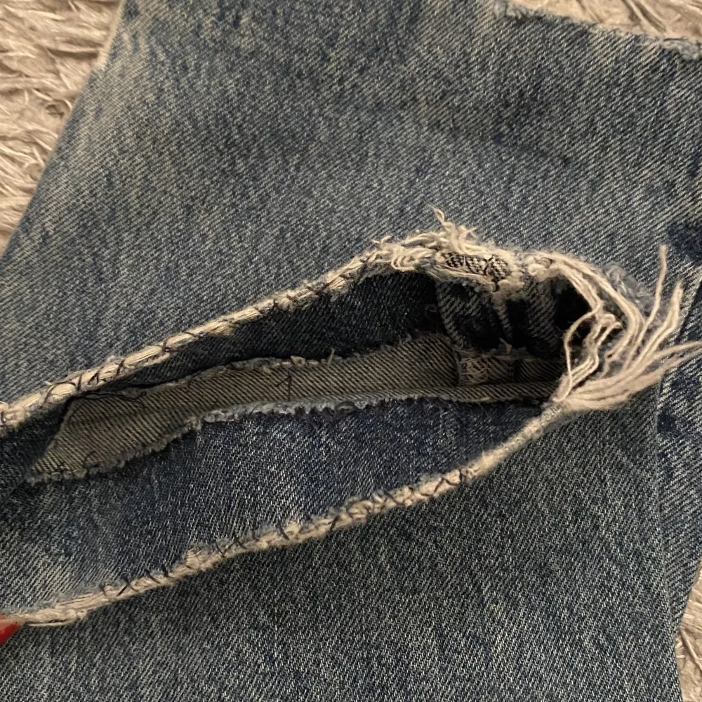 Jättefina jeans från levis som tyvär är för stora för mig. De är uppsydda där nere men passar för nån som är 160-170💕. Jeans & Byxor.