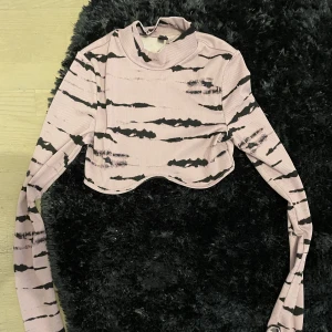 Crop top  - Långärmad Crop Top som skulle passa bra vid flera tillfällen. Har använts 1 gång och det är inget fel på den.