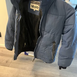 Molo vinterjackan  - Molo vinterjackan 152 storlek 