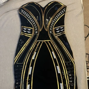 Festklänning  - En jätte söt festklänning som är använd men är i ett perfekt skick och ser helt ny ut. 