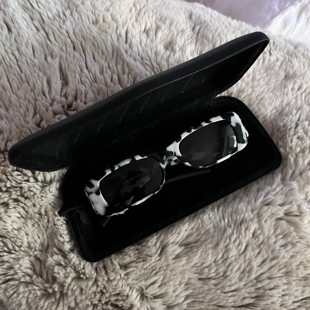 Solglasögon från Balenciaga i modell Dynasty, inköpta på Miinto i våras. Har aldrig blivit använda pga att de inte passar mitt huvud, men de är riktigt snygga.  Kvitto finns.. Övrigt.