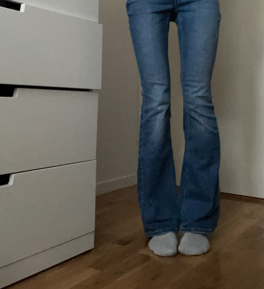 Bootcut jeans, mid/low waist i fint skick 🥰. Jeans & Byxor.