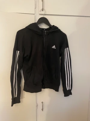Adidas kofta  - Lite korset adidaskofta i bra skick 